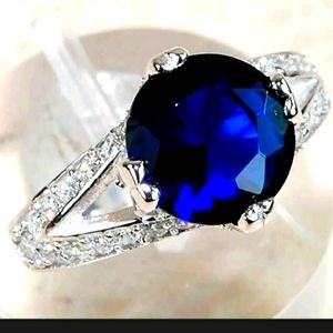 Gorgeous 3CT Blue Sapphire & White Topaz Ring